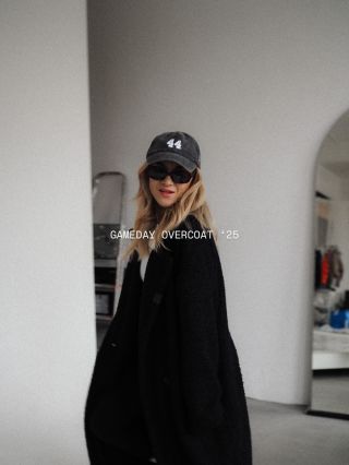 GAMEDAY OVERCOAT zpět ve hře! Nádherný kousek nejen na běžné nošení. Dlouhý a široký střih vám pohodlně dovolí i mikinu s...