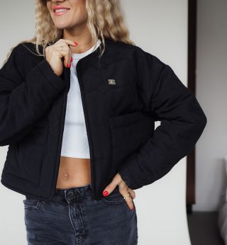 Essential Padded Jacket • Nadčasový kousek, který si zamilujete. Zateplený fleecem, ideální od podzimu až do jara. Krémová...