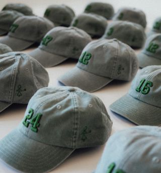 Vintage vibes on the move ❤️‍🔥 Další týmová zakázka právě letí do Mladé Boleslavi. #hckyw #personalisedsnapbacks