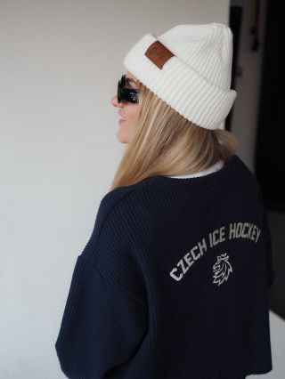 Pletený svetr a kulich, které jsme vytvořili ve spolupráci s @ceskyhokej . Kousky připravenék příležitosti ZOH v Itálii....